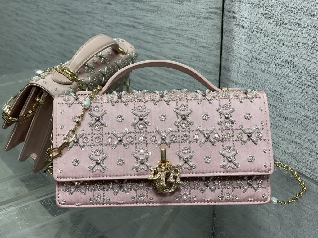 Dior迪奥特级原单配全套包装Miss Dior最新限量手工珠子micro系列，一只什么都装不下，只能装下可爱的小包包😘，皮面上的每一根线🧵每一颗珠子都是手工刺绣，容量较小，只能放下口红，车钥匙，还能当卡包🤗size：21*11.5*4cm-newbee