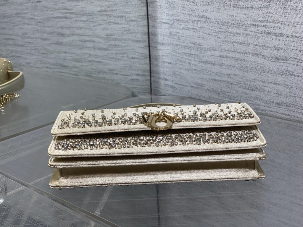 图片[8]-Dior迪奥特级手工串珠配包装Lady最新限量手工珠子micro系列，一只什么都装不下，只能装下可爱的小包包😘，皮面上的每一根线🧵每一颗珠子都是手工刺绣，容量较小，只能放下口红，车钥匙，还能当卡包🤗size：24*7.5*14cm-newbee
