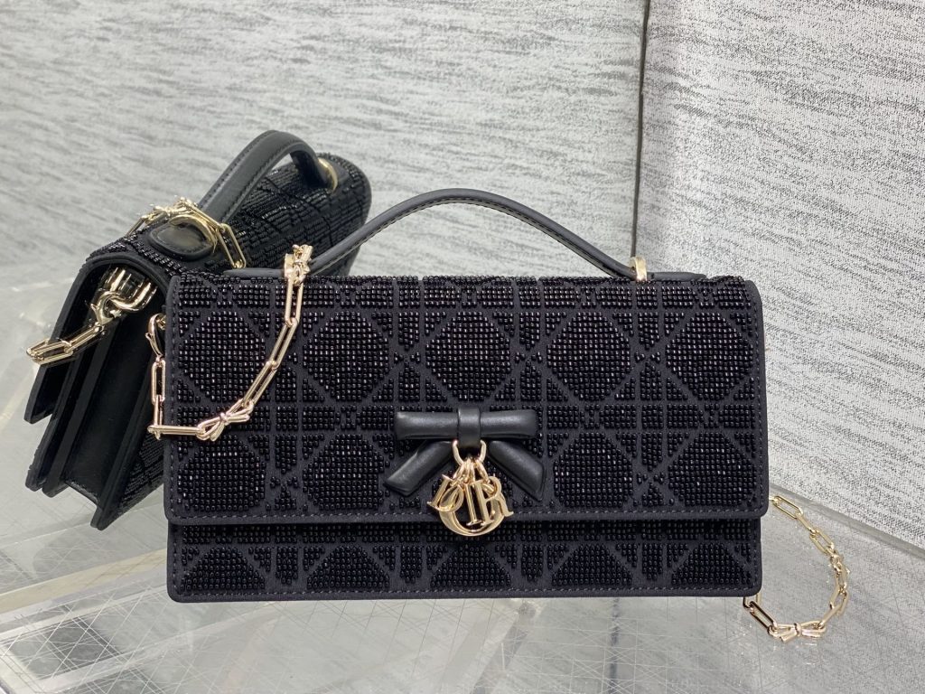 Dior迪奥特级手工串珠配包装Miss Dior最新限量手工珠子micro系列，一只什么都装不下，只能装下可爱的小包包😘，皮面上的每一根线🧵每一颗珠子都是手工刺绣，容量较小，只能放下口红，车钥匙，还能当卡包🤗size：21*11.5*4cm-newbee