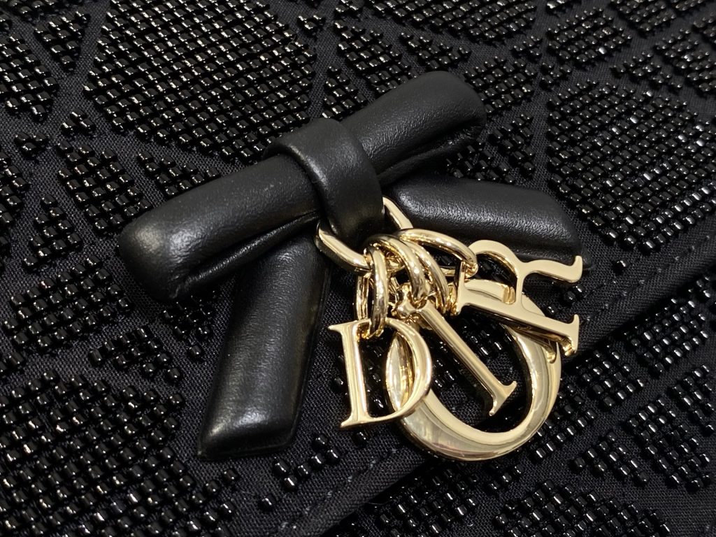 图片[4]-Dior迪奥特级手工串珠配包装Miss Dior最新限量手工珠子micro系列，一只什么都装不下，只能装下可爱的小包包😘，皮面上的每一根线🧵每一颗珠子都是手工刺绣，容量较小，只能放下口红，车钥匙，还能当卡包🤗size：21*11.5*4cm-newbee