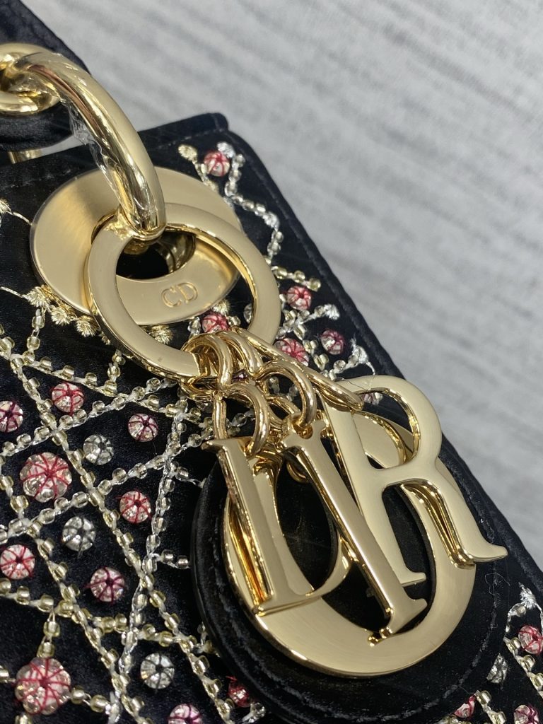 图片[4]-Dior迪奥特级手工串珠配包装Lady最新艺术限量版重工珠子刺绣三格戴妃包，人手一个必备的三格小包😍。迷人优雅又气场十足💃🏻，斜挎手拎也是女人味十足，经典时尚风格。ins和众多时尚icon都人手一个的美包，别错过哦❤️size：17cm-newbee
