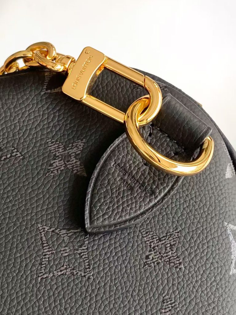 图片[8]-顶级原单 动态163M26691啡色M26486黑色M26690白色本款 Speedy Bandoulière 25 手袋以牛皮革缔造抱枕般的柔软触感，为 LV Bliss 系列增添摩登一员。品牌经典 Monogram 图案采用三重数码印花技术重塑，般的 Monogram 花卉链带闪烁莹泽光芒。-newbee