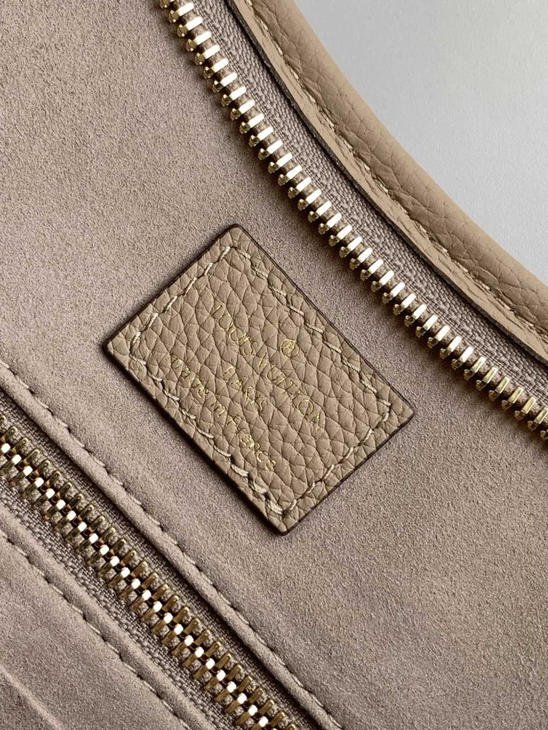 动态芯片 M46289黑色 M46292杏色顶级原单 本款 CarryAll 中号手袋取材 Monogram Empreinte 压纹皮革，以柔软质地贴合身形。考究内层设有可拆卸拉链袋，充裕空间可容纳笔记本电脑，满足日常和商务所需。可调节肩带实现手提、肩背和斜挎选择。30.0 x 39.0 x 15.0 厘米 (长 x 高 x 宽)-newbee