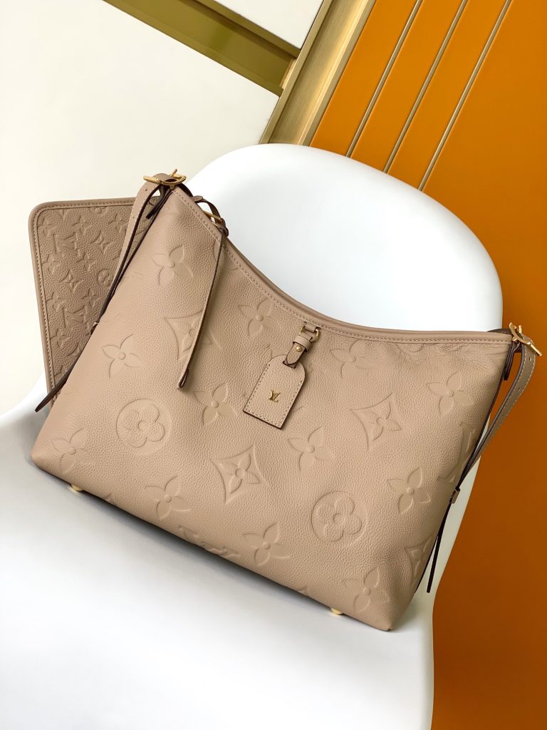 图片[2]-动态芯片 M46289黑色 M46292杏色顶级原单 本款 CarryAll 中号手袋取材 Monogram Empreinte 压纹皮革，以柔软质地贴合身形。考究内层设有可拆卸拉链袋，充裕空间可容纳笔记本电脑，满足日常和商务所需。可调节肩带实现手提、肩背和斜挎选择。30.0 x 39.0 x 15.0 厘米 (长 x 高 x 宽)-newbee