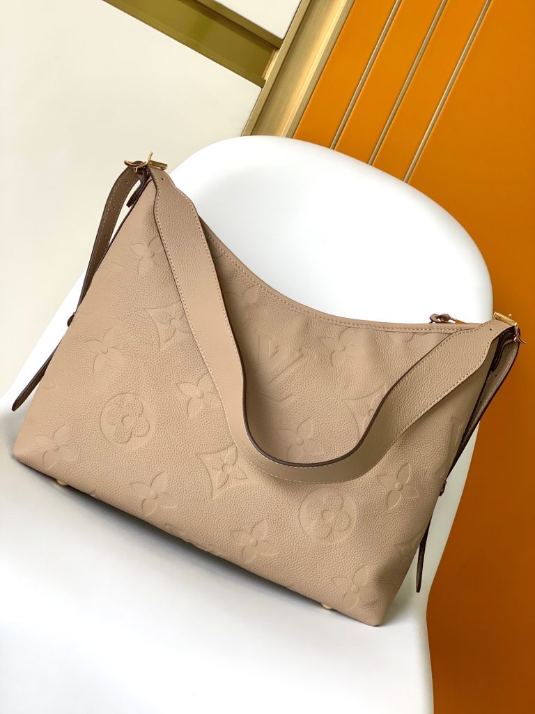 图片[4]-动态芯片 M46289黑色 M46292杏色顶级原单 本款 CarryAll 中号手袋取材 Monogram Empreinte 压纹皮革，以柔软质地贴合身形。考究内层设有可拆卸拉链袋，充裕空间可容纳笔记本电脑，满足日常和商务所需。可调节肩带实现手提、肩背和斜挎选择。30.0 x 39.0 x 15.0 厘米 (长 x 高 x 宽)-newbee