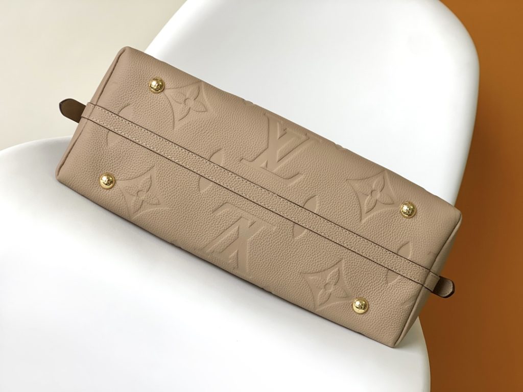 图片[5]-动态芯片 M46289黑色 M46292杏色顶级原单 本款 CarryAll 中号手袋取材 Monogram Empreinte 压纹皮革，以柔软质地贴合身形。考究内层设有可拆卸拉链袋，充裕空间可容纳笔记本电脑，满足日常和商务所需。可调节肩带实现手提、肩背和斜挎选择。30.0 x 39.0 x 15.0 厘米 (长 x 高 x 宽)-newbee
