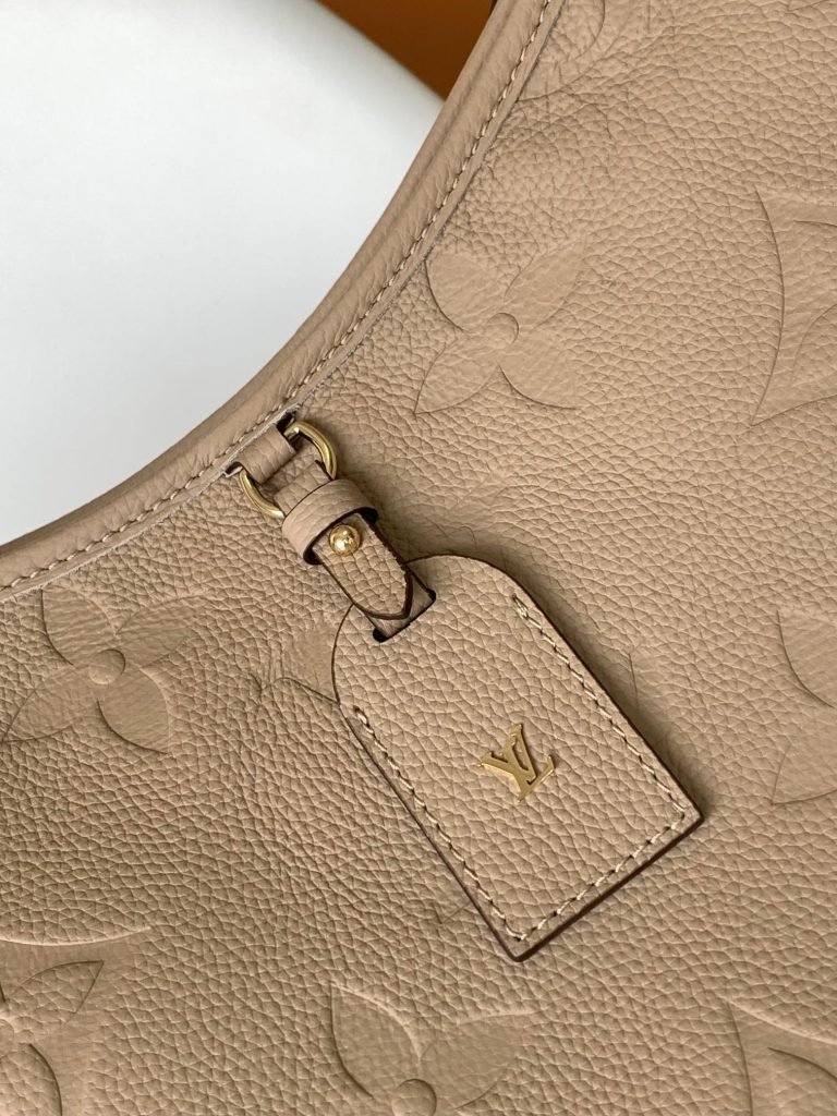 图片[7]-动态芯片 M46289黑色 M46292杏色顶级原单 本款 CarryAll 中号手袋取材 Monogram Empreinte 压纹皮革，以柔软质地贴合身形。考究内层设有可拆卸拉链袋，充裕空间可容纳笔记本电脑，满足日常和商务所需。可调节肩带实现手提、肩背和斜挎选择。30.0 x 39.0 x 15.0 厘米 (长 x 高 x 宽)-newbee