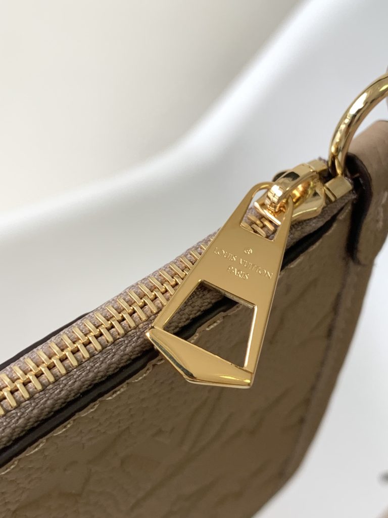 图片[8]-动态芯片 M46289黑色 M46292杏色顶级原单 本款 CarryAll 中号手袋取材 Monogram Empreinte 压纹皮革，以柔软质地贴合身形。考究内层设有可拆卸拉链袋，充裕空间可容纳笔记本电脑，满足日常和商务所需。可调节肩带实现手提、肩背和斜挎选择。30.0 x 39.0 x 15.0 厘米 (长 x 高 x 宽)-newbee