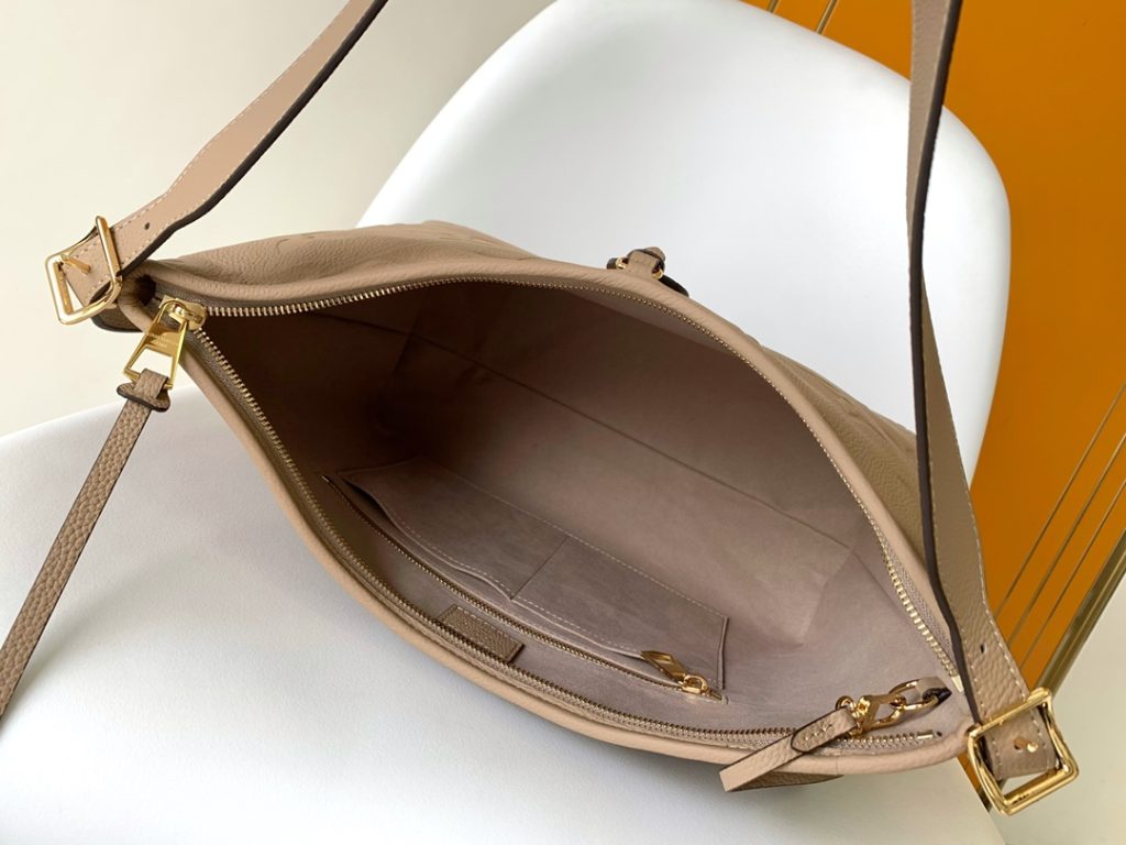 图片[9]-动态芯片 M46289黑色 M46292杏色顶级原单 本款 CarryAll 中号手袋取材 Monogram Empreinte 压纹皮革，以柔软质地贴合身形。考究内层设有可拆卸拉链袋，充裕空间可容纳笔记本电脑，满足日常和商务所需。可调节肩带实现手提、肩背和斜挎选择。30.0 x 39.0 x 15.0 厘米 (长 x 高 x 宽)-newbee