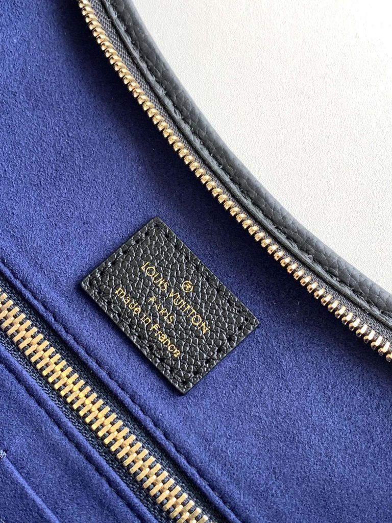 图片[2]-动态芯片 M46289黑色 M46292杏色顶级原单 本款 CarryAll 中号手袋取材 Monogram Empreinte 压纹皮革，以柔软质地贴合身形。考究内层设有可拆卸拉链袋，充裕空间可容纳笔记本电脑，满足日常和商务所需。可调节肩带实现手提、肩背和斜挎选择。30.0 x 39.0 x 15.0 厘米 (长 x 高 x 宽)-newbee