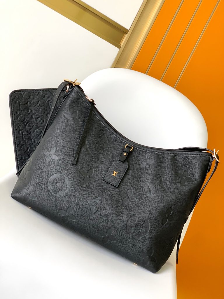 动态芯片 M46289黑色 M46292杏色顶级原单 本款 CarryAll 中号手袋取材 Monogram Empreinte 压纹皮革，以柔软质地贴合身形。考究内层设有可拆卸拉链袋，充裕空间可容纳笔记本电脑，满足日常和商务所需。可调节肩带实现手提、肩背和斜挎选择。30.0 x 39.0 x 15.0 厘米 (长 x 高 x 宽)-newbee