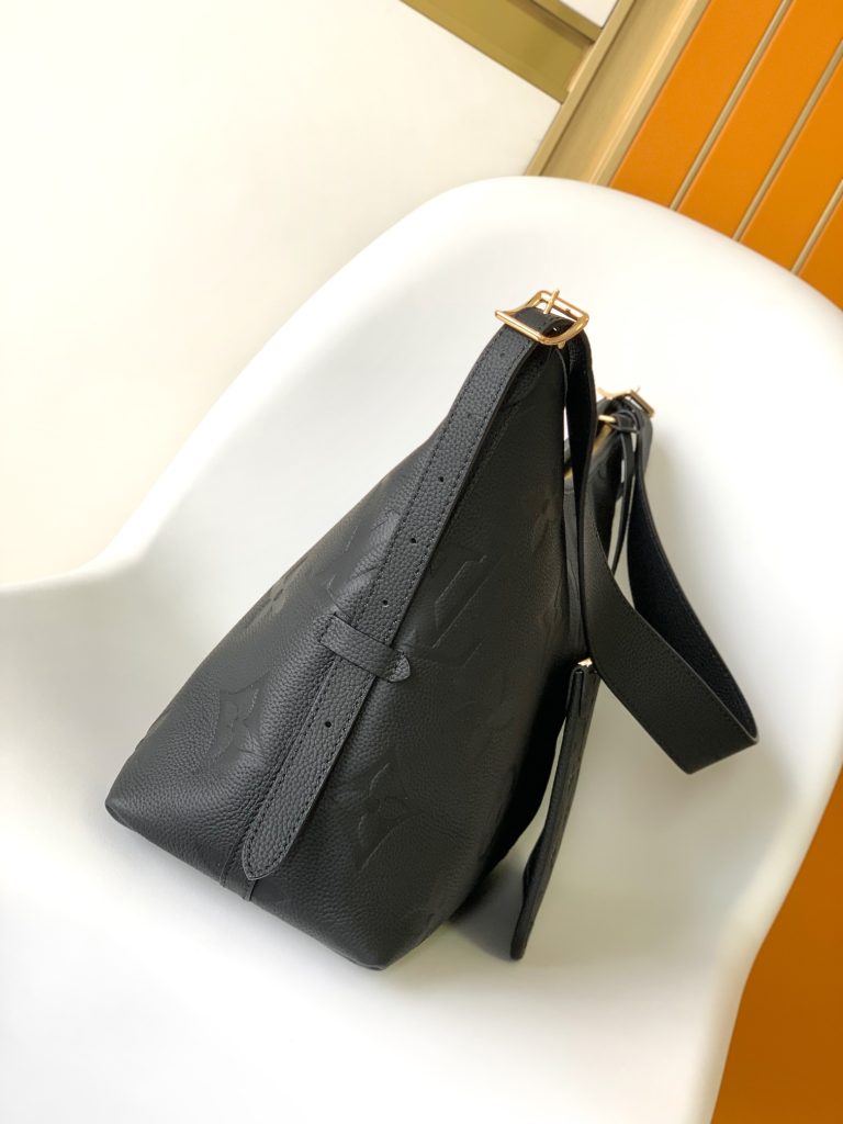 图片[3]-动态芯片 M46289黑色 M46292杏色顶级原单 本款 CarryAll 中号手袋取材 Monogram Empreinte 压纹皮革，以柔软质地贴合身形。考究内层设有可拆卸拉链袋，充裕空间可容纳笔记本电脑，满足日常和商务所需。可调节肩带实现手提、肩背和斜挎选择。30.0 x 39.0 x 15.0 厘米 (长 x 高 x 宽)-newbee