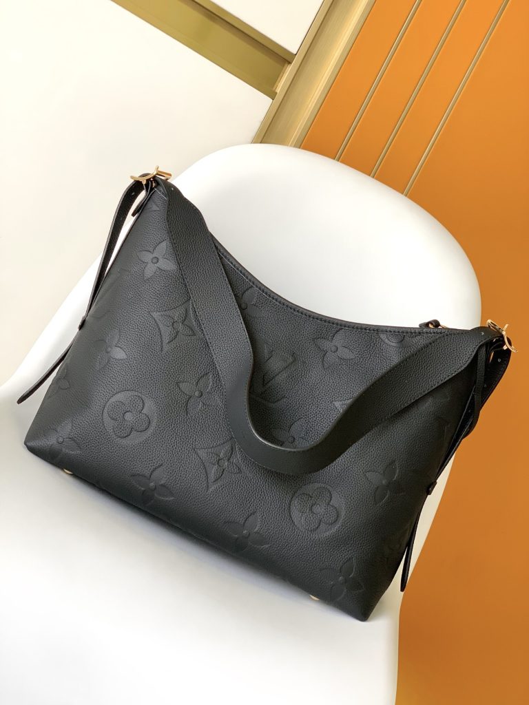图片[4]-动态芯片 M46289黑色 M46292杏色顶级原单 本款 CarryAll 中号手袋取材 Monogram Empreinte 压纹皮革，以柔软质地贴合身形。考究内层设有可拆卸拉链袋，充裕空间可容纳笔记本电脑，满足日常和商务所需。可调节肩带实现手提、肩背和斜挎选择。30.0 x 39.0 x 15.0 厘米 (长 x 高 x 宽)-newbee