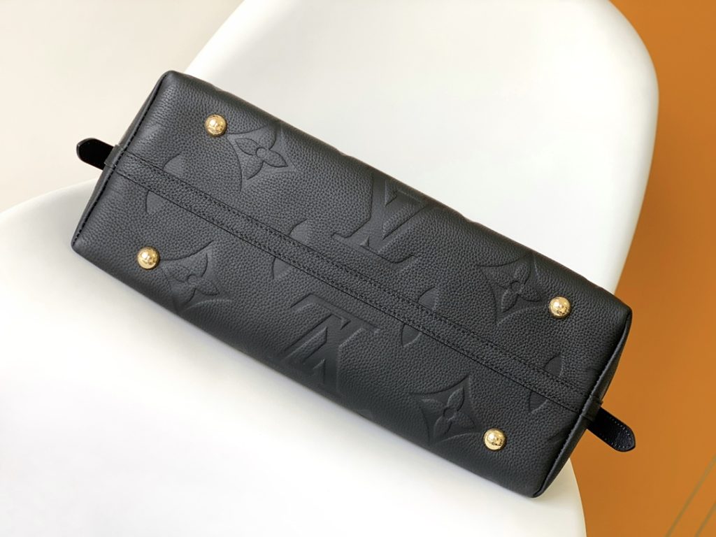 图片[5]-动态芯片 M46289黑色 M46292杏色顶级原单 本款 CarryAll 中号手袋取材 Monogram Empreinte 压纹皮革，以柔软质地贴合身形。考究内层设有可拆卸拉链袋，充裕空间可容纳笔记本电脑，满足日常和商务所需。可调节肩带实现手提、肩背和斜挎选择。30.0 x 39.0 x 15.0 厘米 (长 x 高 x 宽)-newbee