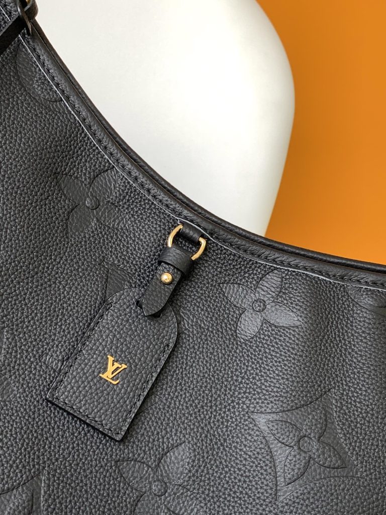 图片[6]-动态芯片 M46289黑色 M46292杏色顶级原单 本款 CarryAll 中号手袋取材 Monogram Empreinte 压纹皮革，以柔软质地贴合身形。考究内层设有可拆卸拉链袋，充裕空间可容纳笔记本电脑，满足日常和商务所需。可调节肩带实现手提、肩背和斜挎选择。30.0 x 39.0 x 15.0 厘米 (长 x 高 x 宽)-newbee