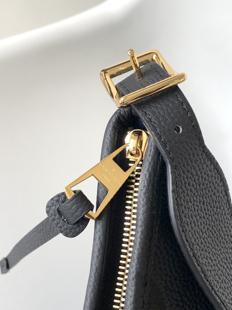 图片[7]-动态芯片 M46289黑色 M46292杏色顶级原单 本款 CarryAll 中号手袋取材 Monogram Empreinte 压纹皮革，以柔软质地贴合身形。考究内层设有可拆卸拉链袋，充裕空间可容纳笔记本电脑，满足日常和商务所需。可调节肩带实现手提、肩背和斜挎选择。30.0 x 39.0 x 15.0 厘米 (长 x 高 x 宽)-newbee