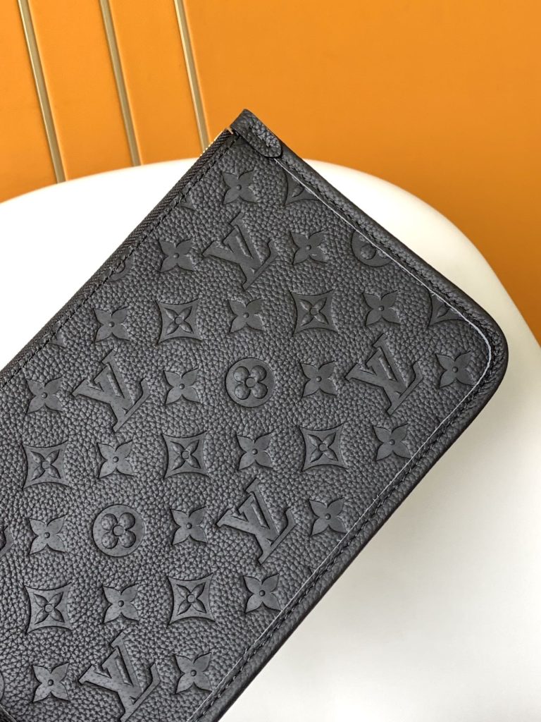 图片[8]-动态芯片 M46289黑色 M46292杏色顶级原单 本款 CarryAll 中号手袋取材 Monogram Empreinte 压纹皮革，以柔软质地贴合身形。考究内层设有可拆卸拉链袋，充裕空间可容纳笔记本电脑，满足日常和商务所需。可调节肩带实现手提、肩背和斜挎选择。30.0 x 39.0 x 15.0 厘米 (长 x 高 x 宽)-newbee