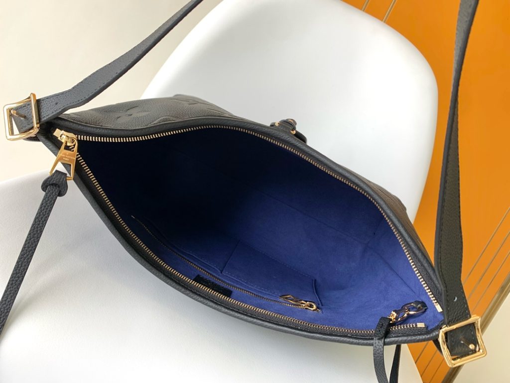 图片[9]-动态芯片 M46289黑色 M46292杏色顶级原单 本款 CarryAll 中号手袋取材 Monogram Empreinte 压纹皮革，以柔软质地贴合身形。考究内层设有可拆卸拉链袋，充裕空间可容纳笔记本电脑，满足日常和商务所需。可调节肩带实现手提、肩背和斜挎选择。30.0 x 39.0 x 15.0 厘米 (长 x 高 x 宽)-newbee