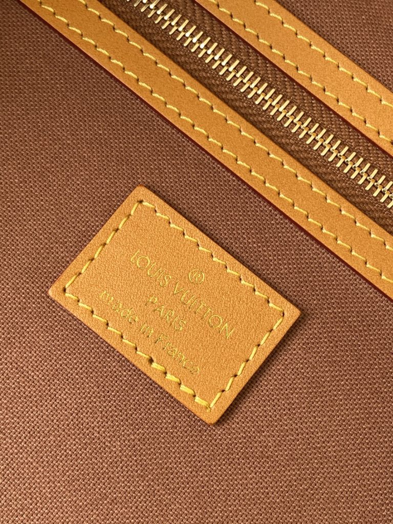 图片[2]-【LV METIS 手袋】M14018 老花（复古） 本款 Monogram 帆布打造的 Métis 以自我态度实践承诺。 Métis 手袋着重线条与轮廓，它既具备了现代手袋所需的多功能性，又继承了路易威登传统的优雅迷人。 两条可脱卸肩带，可以用来手提、手挽或是肩背。尺寸48x36x12cm-newbee