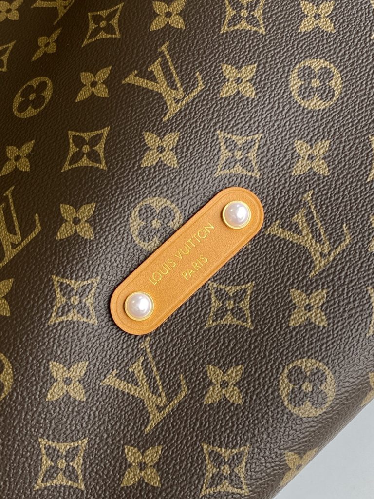 图片[6]-【LV METIS 手袋】M14018 老花（复古） 本款 Monogram 帆布打造的 Métis 以自我态度实践承诺。 Métis 手袋着重线条与轮廓，它既具备了现代手袋所需的多功能性，又继承了路易威登传统的优雅迷人。 两条可脱卸肩带，可以用来手提、手挽或是肩背。尺寸48x36x12cm-newbee