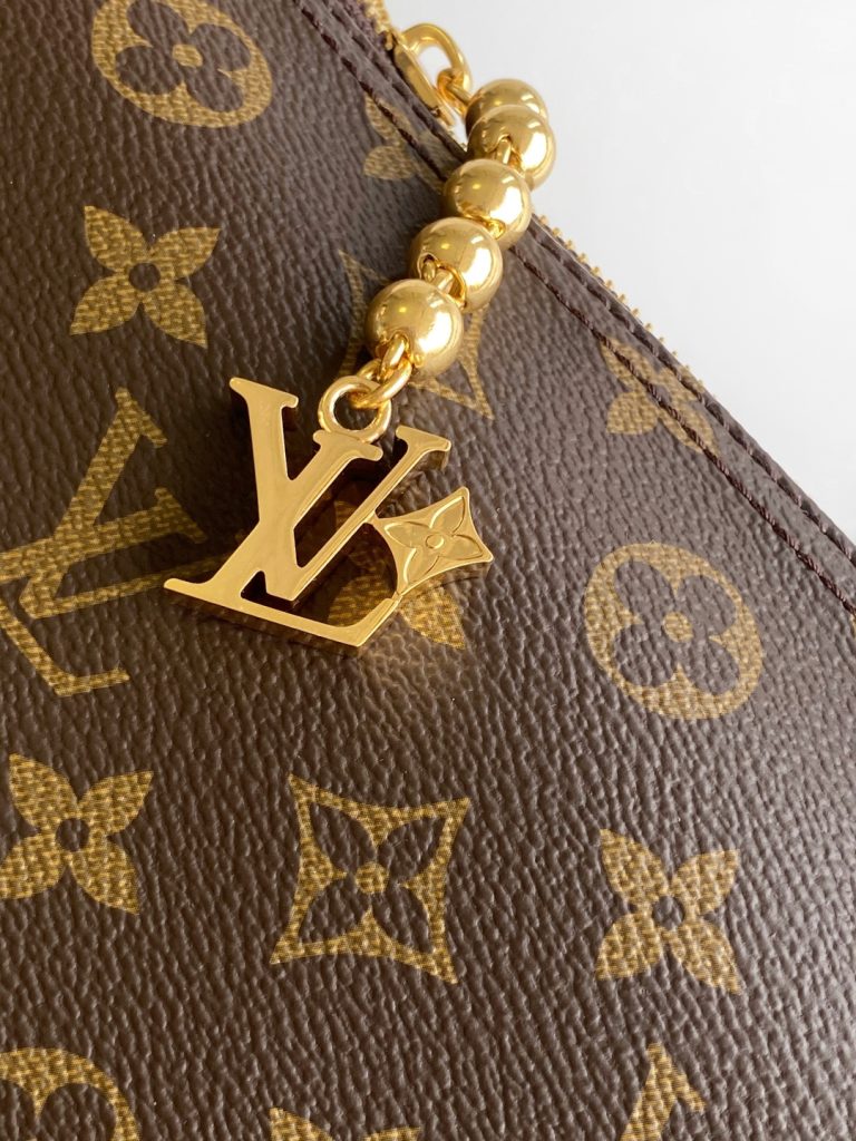 图片[7]-【LV METIS 手袋】M14018 老花（复古） 本款 Monogram 帆布打造的 Métis 以自我态度实践承诺。 Métis 手袋着重线条与轮廓，它既具备了现代手袋所需的多功能性，又继承了路易威登传统的优雅迷人。 两条可脱卸肩带，可以用来手提、手挽或是肩背。尺寸48x36x12cm-newbee