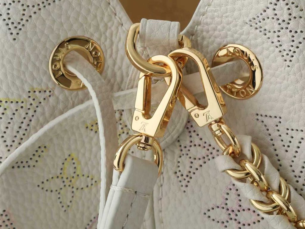 图片[7]-M15114 本款 Bella 手袋出自 Dream 系列 以镂花皮革呈现 Monogram 穿孔图案 再借水彩效果映现细腻色彩对比 可拆卸编织链条等金属件点亮精巧构型 圆润零钱袋确保齐整收纳，尺寸：22x19x14cm-newbee