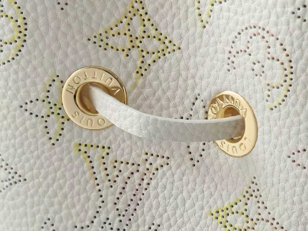 图片[8]-M15114 本款 Bella 手袋出自 Dream 系列 以镂花皮革呈现 Monogram 穿孔图案 再借水彩效果映现细腻色彩对比 可拆卸编织链条等金属件点亮精巧构型 圆润零钱袋确保齐整收纳，尺寸：22x19x14cm-newbee
