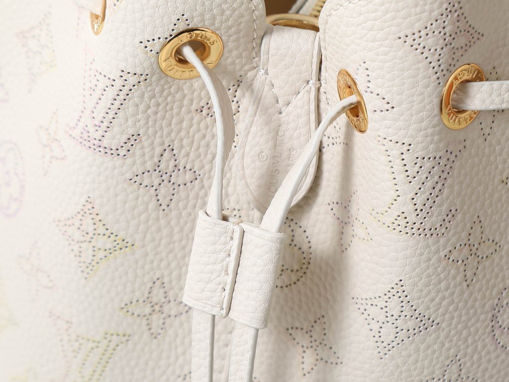 图片[2]-M15116 BELLA TOTE 手袋 白渐变色 m23395Bella Tote 手袋取材柔软镂花穿孔牛皮革 呈现温和褶裥与垂坠效果 点缀宛如珠宝的链条 充裕构型设有齐整内层 满足日常出行所需 可为休闲着装注入摩登韵味，尺寸：32x23x13cm-newbee