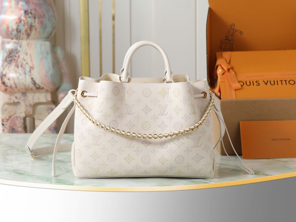M15116 BELLA TOTE 手袋 白渐变色 m23395Bella Tote 手袋取材柔软镂花穿孔牛皮革 呈现温和褶裥与垂坠效果 点缀宛如珠宝的链条 充裕构型设有齐整内层 满足日常出行所需 可为休闲着装注入摩登韵味，尺寸：32x23x13cm-newbee