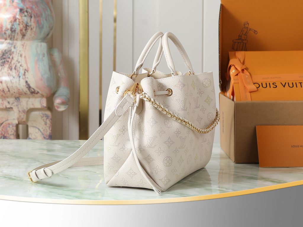 图片[3]-M15116 BELLA TOTE 手袋 白渐变色 m23395Bella Tote 手袋取材柔软镂花穿孔牛皮革 呈现温和褶裥与垂坠效果 点缀宛如珠宝的链条 充裕构型设有齐整内层 满足日常出行所需 可为休闲着装注入摩登韵味，尺寸：32x23x13cm-newbee