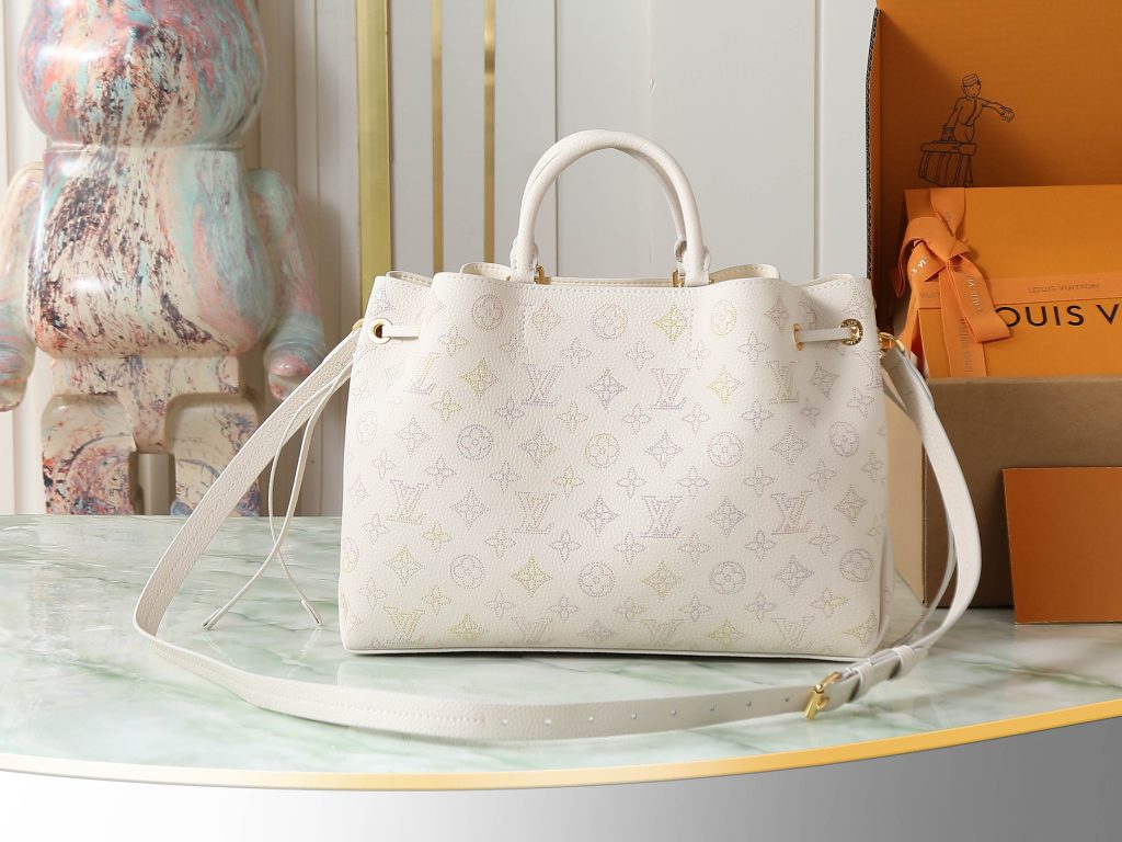 图片[4]-M15116 BELLA TOTE 手袋 白渐变色 m23395Bella Tote 手袋取材柔软镂花穿孔牛皮革 呈现温和褶裥与垂坠效果 点缀宛如珠宝的链条 充裕构型设有齐整内层 满足日常出行所需 可为休闲着装注入摩登韵味，尺寸：32x23x13cm-newbee