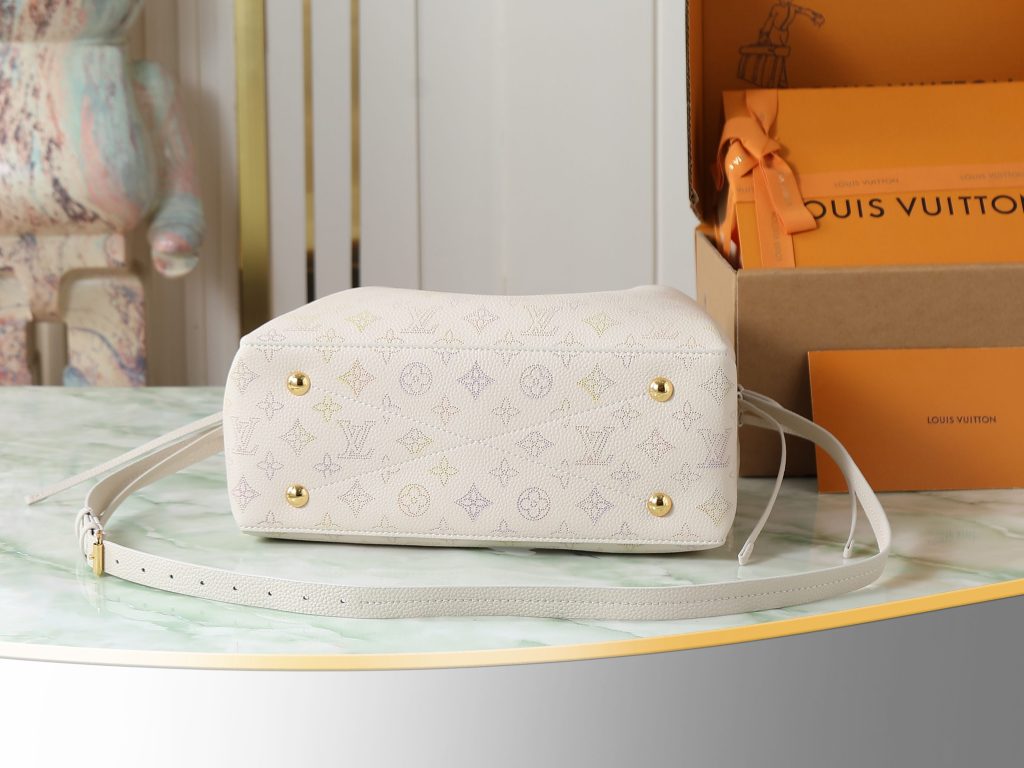 图片[5]-M15116 BELLA TOTE 手袋 白渐变色 m23395Bella Tote 手袋取材柔软镂花穿孔牛皮革 呈现温和褶裥与垂坠效果 点缀宛如珠宝的链条 充裕构型设有齐整内层 满足日常出行所需 可为休闲着装注入摩登韵味，尺寸：32x23x13cm-newbee