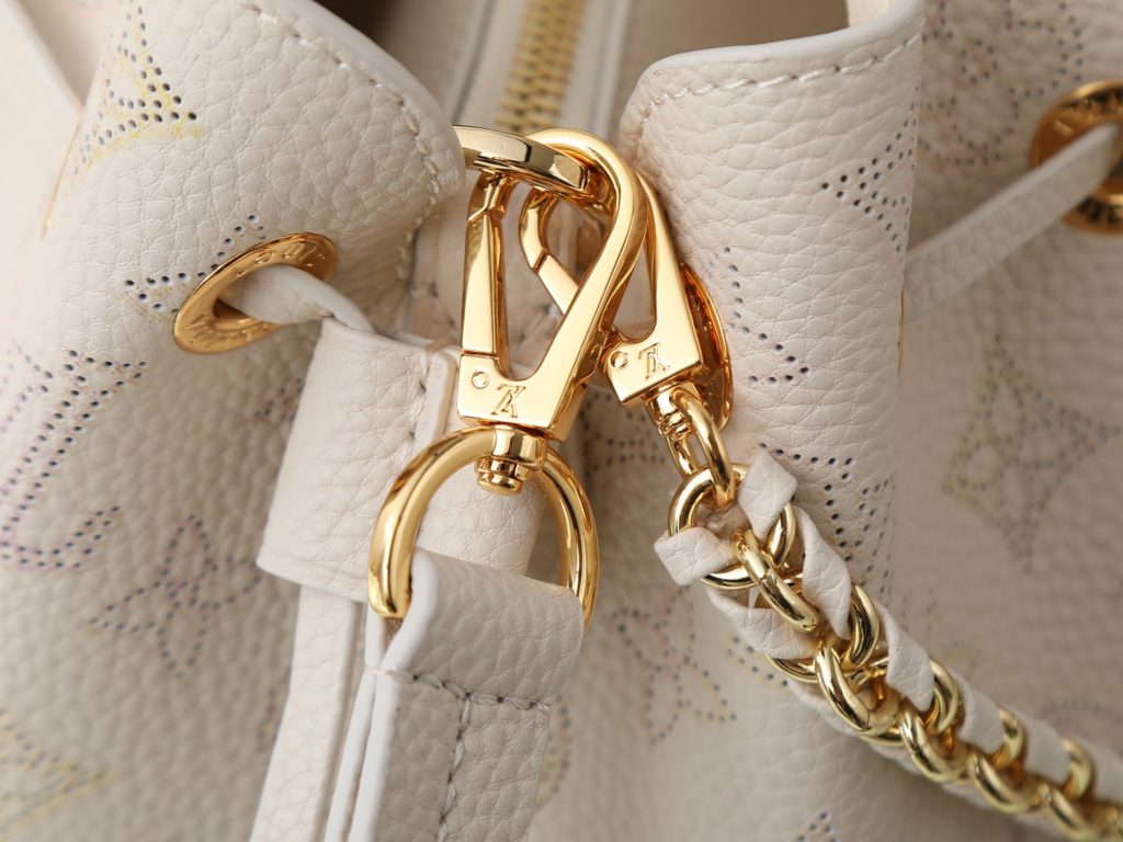 图片[6]-M15116 BELLA TOTE 手袋 白渐变色 m23395Bella Tote 手袋取材柔软镂花穿孔牛皮革 呈现温和褶裥与垂坠效果 点缀宛如珠宝的链条 充裕构型设有齐整内层 满足日常出行所需 可为休闲着装注入摩登韵味，尺寸：32x23x13cm-newbee