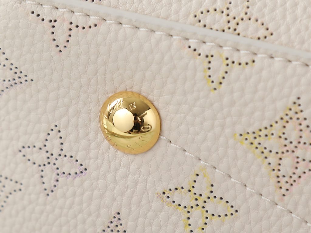 图片[7]-M15116 BELLA TOTE 手袋 白渐变色 m23395Bella Tote 手袋取材柔软镂花穿孔牛皮革 呈现温和褶裥与垂坠效果 点缀宛如珠宝的链条 充裕构型设有齐整内层 满足日常出行所需 可为休闲着装注入摩登韵味，尺寸：32x23x13cm-newbee