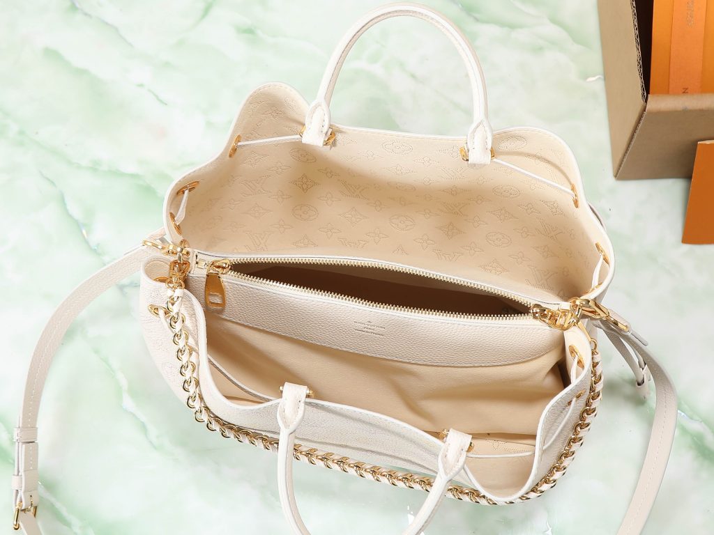图片[9]-M15116 BELLA TOTE 手袋 白渐变色 m23395Bella Tote 手袋取材柔软镂花穿孔牛皮革 呈现温和褶裥与垂坠效果 点缀宛如珠宝的链条 充裕构型设有齐整内层 满足日常出行所需 可为休闲着装注入摩登韵味，尺寸：32x23x13cm-newbee