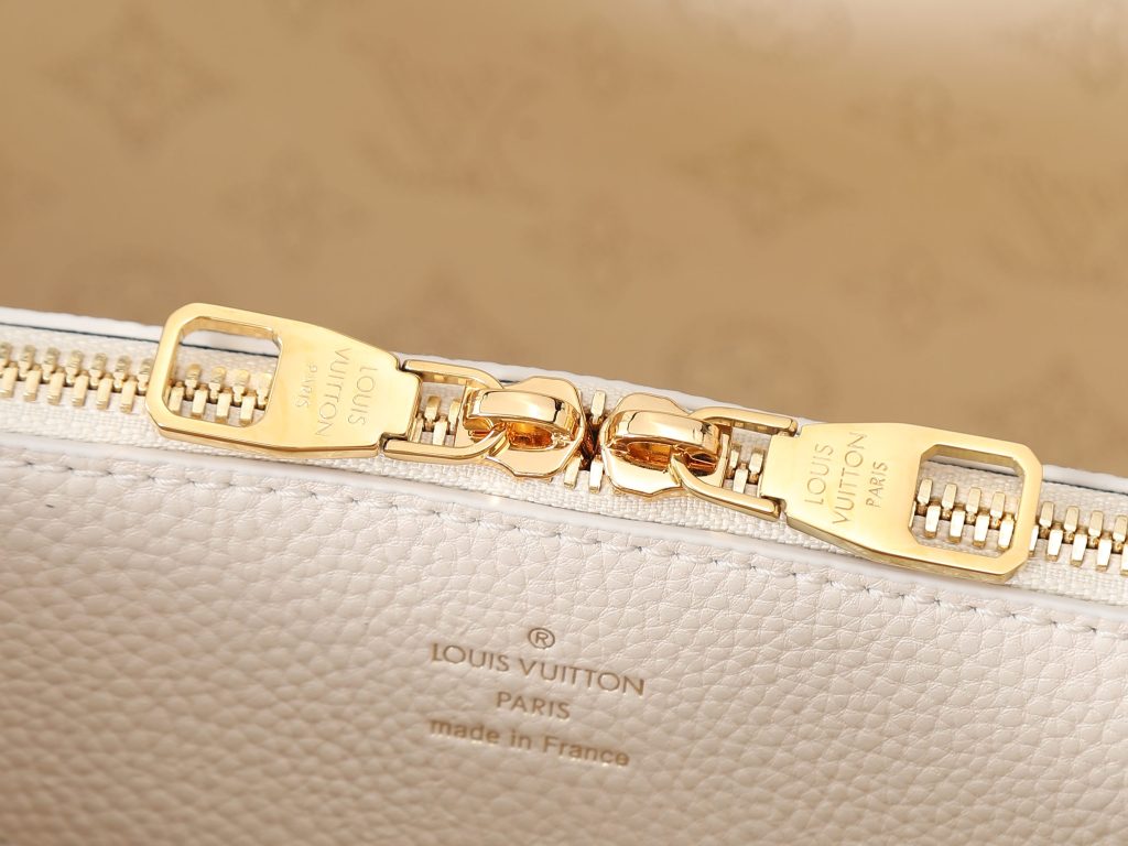 图片[11]-M15116 BELLA TOTE 手袋 白渐变色 m23395Bella Tote 手袋取材柔软镂花穿孔牛皮革 呈现温和褶裥与垂坠效果 点缀宛如珠宝的链条 充裕构型设有齐整内层 满足日常出行所需 可为休闲着装注入摩登韵味，尺寸：32x23x13cm-newbee