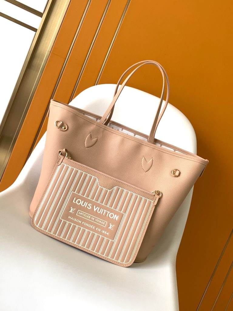 Neverfull Bandoulière Inside Out BB 手袋本季演绎经典设计的双面版本，以标志性 Monogram 帆布和粒面皮革分饰正反面。可拆卸拉链袋既可单独使用，亦可悬挂于外部。可拆卸肩带方便斜挎，耀目金属件再添考究细节。小号14 x 9 x 24 厘米 (高 x 宽 x 长度)大号31 x 28 x 14 厘米 (长度 x 高 x 宽)-newbee