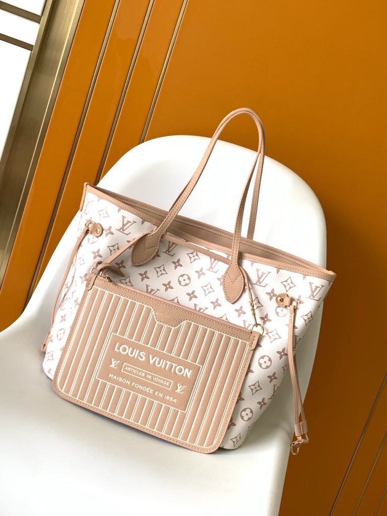 图片[2]-Neverfull Bandoulière Inside Out BB 手袋本季演绎经典设计的双面版本，以标志性 Monogram 帆布和粒面皮革分饰正反面。可拆卸拉链袋既可单独使用，亦可悬挂于外部。可拆卸肩带方便斜挎，耀目金属件再添考究细节。小号14 x 9 x 24 厘米 (高 x 宽 x 长度)大号31 x 28 x 14 厘米 (长度 x 高 x 宽)-newbee