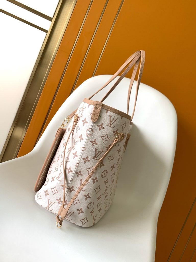图片[3]-Neverfull Bandoulière Inside Out BB 手袋本季演绎经典设计的双面版本，以标志性 Monogram 帆布和粒面皮革分饰正反面。可拆卸拉链袋既可单独使用，亦可悬挂于外部。可拆卸肩带方便斜挎，耀目金属件再添考究细节。小号14 x 9 x 24 厘米 (高 x 宽 x 长度)大号31 x 28 x 14 厘米 (长度 x 高 x 宽)-newbee