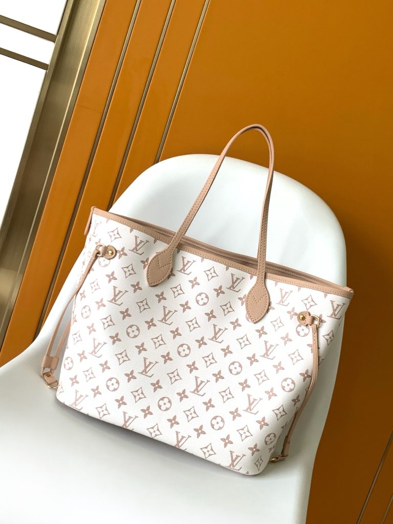 图片[4]-Neverfull Bandoulière Inside Out BB 手袋本季演绎经典设计的双面版本，以标志性 Monogram 帆布和粒面皮革分饰正反面。可拆卸拉链袋既可单独使用，亦可悬挂于外部。可拆卸肩带方便斜挎，耀目金属件再添考究细节。小号14 x 9 x 24 厘米 (高 x 宽 x 长度)大号31 x 28 x 14 厘米 (长度 x 高 x 宽)-newbee