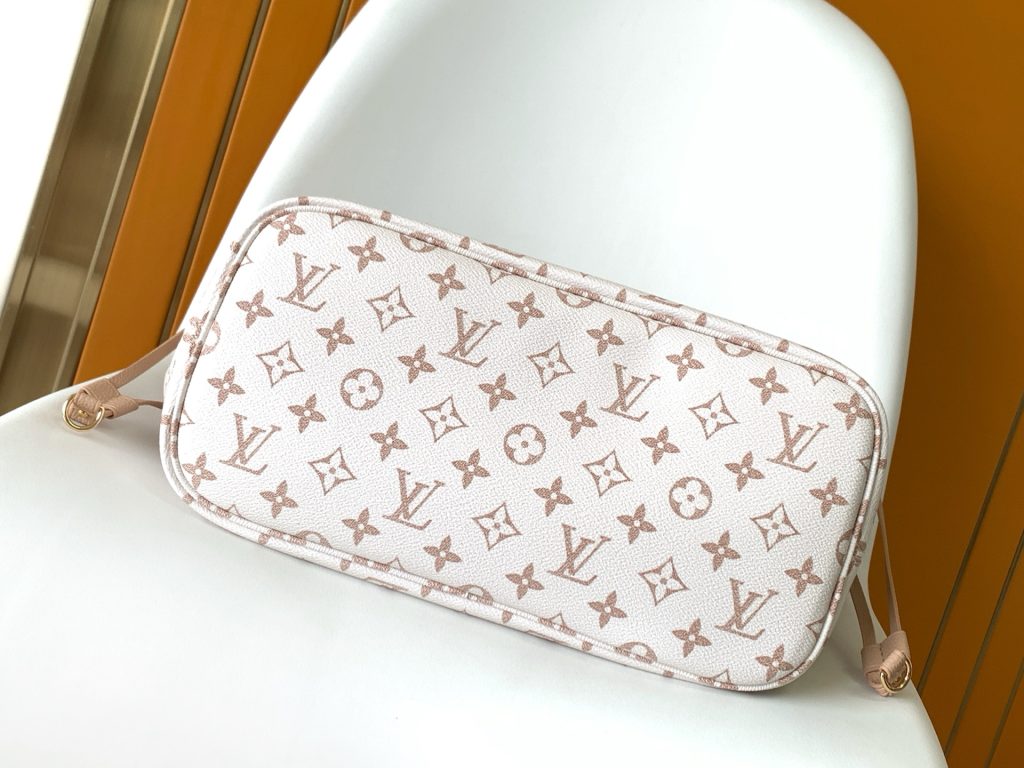 图片[5]-Neverfull Bandoulière Inside Out BB 手袋本季演绎经典设计的双面版本，以标志性 Monogram 帆布和粒面皮革分饰正反面。可拆卸拉链袋既可单独使用，亦可悬挂于外部。可拆卸肩带方便斜挎，耀目金属件再添考究细节。小号14 x 9 x 24 厘米 (高 x 宽 x 长度)大号31 x 28 x 14 厘米 (长度 x 高 x 宽)-newbee