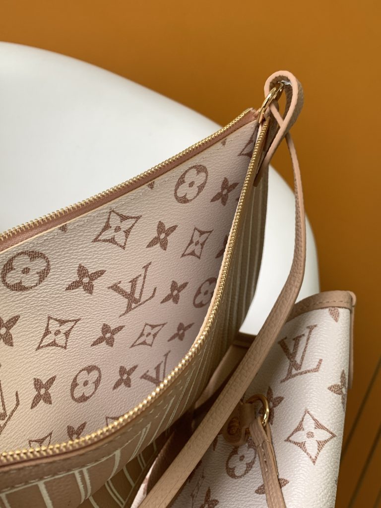 图片[7]-Neverfull Bandoulière Inside Out BB 手袋本季演绎经典设计的双面版本，以标志性 Monogram 帆布和粒面皮革分饰正反面。可拆卸拉链袋既可单独使用，亦可悬挂于外部。可拆卸肩带方便斜挎，耀目金属件再添考究细节。小号14 x 9 x 24 厘米 (高 x 宽 x 长度)大号31 x 28 x 14 厘米 (长度 x 高 x 宽)-newbee