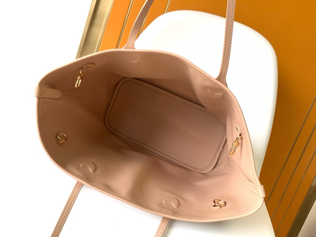 图片[8]-Neverfull Bandoulière Inside Out BB 手袋本季演绎经典设计的双面版本，以标志性 Monogram 帆布和粒面皮革分饰正反面。可拆卸拉链袋既可单独使用，亦可悬挂于外部。可拆卸肩带方便斜挎，耀目金属件再添考究细节。小号14 x 9 x 24 厘米 (高 x 宽 x 长度)大号31 x 28 x 14 厘米 (长度 x 高 x 宽)-newbee