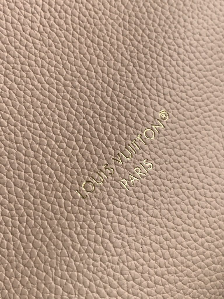 图片[9]-Neverfull Bandoulière Inside Out BB 手袋本季演绎经典设计的双面版本，以标志性 Monogram 帆布和粒面皮革分饰正反面。可拆卸拉链袋既可单独使用，亦可悬挂于外部。可拆卸肩带方便斜挎，耀目金属件再添考究细节。小号14 x 9 x 24 厘米 (高 x 宽 x 长度)大号31 x 28 x 14 厘米 (长度 x 高 x 宽)-newbee