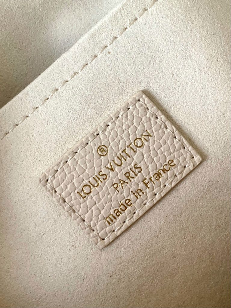 图片[2]-双色 Monogram Empreinte 皮革制成，饰有 LV 标识与 Monogram 花卉图案，此款 Speedy Bandoulière 20 手袋堪称摩登经典之作。设计灵感源于 1930 年代的 Speedy 旅行箱系列，还原最初的造型与铰接式手柄。配有皮革金属链包带，便于肩背和斜挎。-newbee