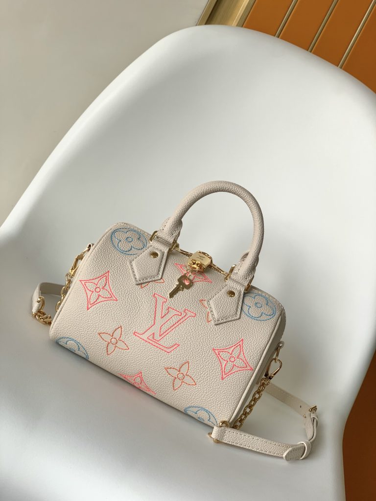 双色 Monogram Empreinte 皮革制成，饰有 LV 标识与 Monogram 花卉图案，此款 Speedy Bandoulière 20 手袋堪称摩登经典之作。设计灵感源于 1930 年代的 Speedy 旅行箱系列，还原最初的造型与铰接式手柄。配有皮革金属链包带，便于肩背和斜挎。-newbee