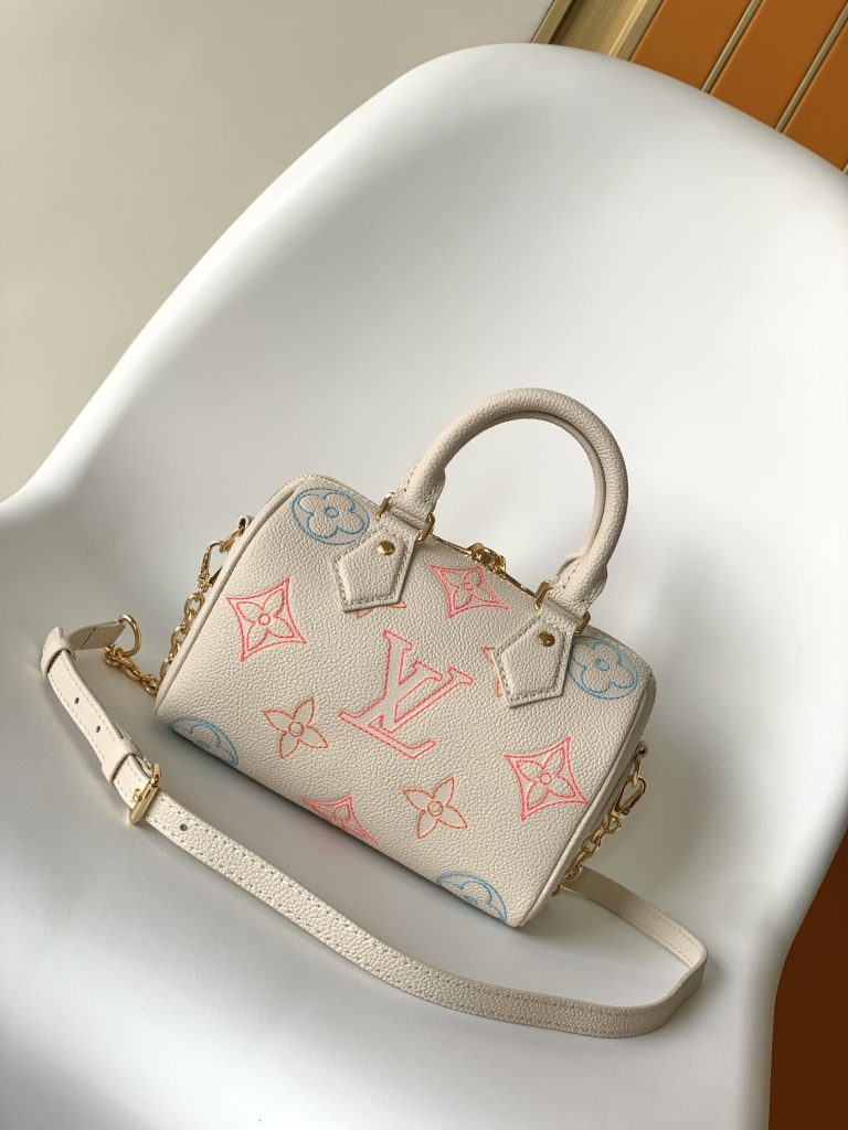 图片[4]-双色 Monogram Empreinte 皮革制成，饰有 LV 标识与 Monogram 花卉图案，此款 Speedy Bandoulière 20 手袋堪称摩登经典之作。设计灵感源于 1930 年代的 Speedy 旅行箱系列，还原最初的造型与铰接式手柄。配有皮革金属链包带，便于肩背和斜挎。-newbee