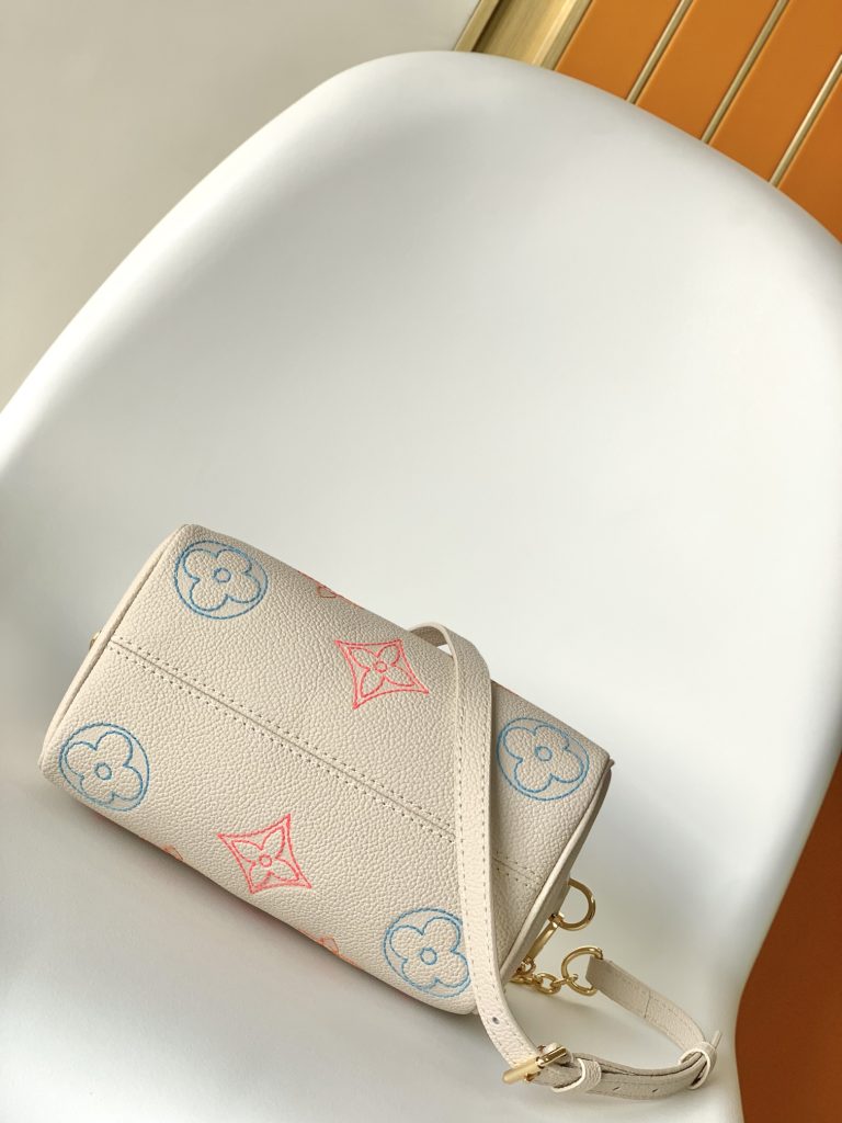 图片[5]-双色 Monogram Empreinte 皮革制成，饰有 LV 标识与 Monogram 花卉图案，此款 Speedy Bandoulière 20 手袋堪称摩登经典之作。设计灵感源于 1930 年代的 Speedy 旅行箱系列，还原最初的造型与铰接式手柄。配有皮革金属链包带，便于肩背和斜挎。-newbee
