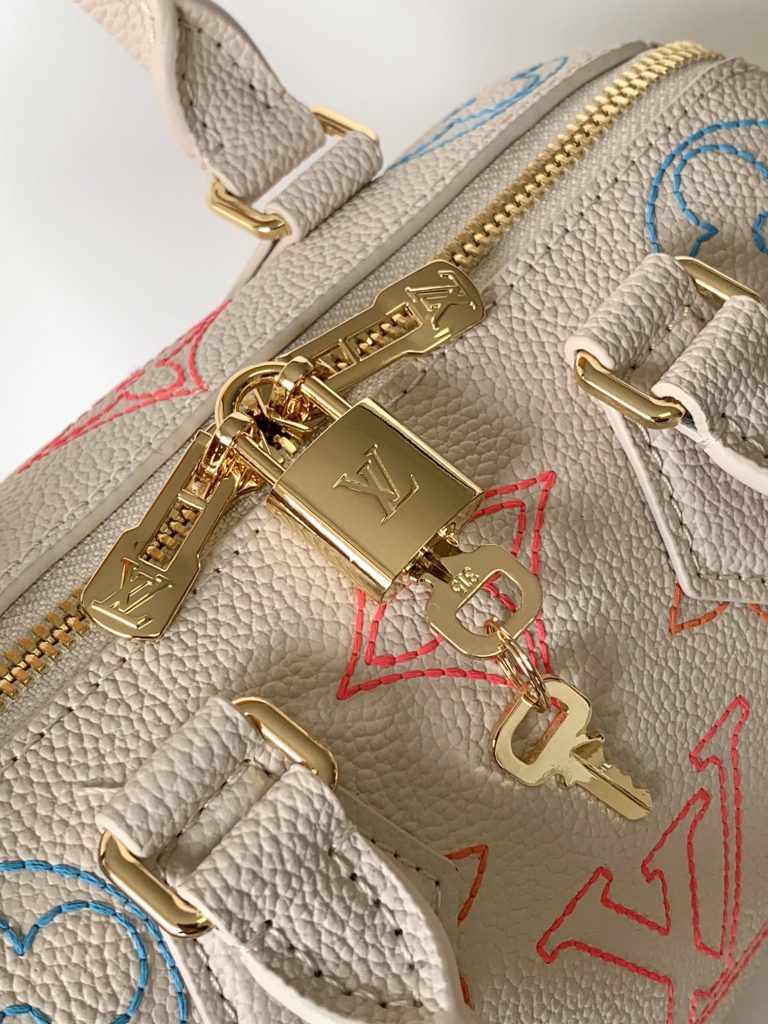 图片[6]-双色 Monogram Empreinte 皮革制成，饰有 LV 标识与 Monogram 花卉图案，此款 Speedy Bandoulière 20 手袋堪称摩登经典之作。设计灵感源于 1930 年代的 Speedy 旅行箱系列，还原最初的造型与铰接式手柄。配有皮革金属链包带，便于肩背和斜挎。-newbee