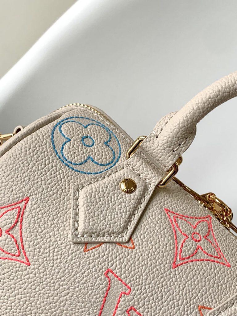 图片[7]-双色 Monogram Empreinte 皮革制成，饰有 LV 标识与 Monogram 花卉图案，此款 Speedy Bandoulière 20 手袋堪称摩登经典之作。设计灵感源于 1930 年代的 Speedy 旅行箱系列，还原最初的造型与铰接式手柄。配有皮革金属链包带，便于肩背和斜挎。-newbee